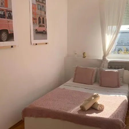 Apartment Plac Bankowy, Metro
